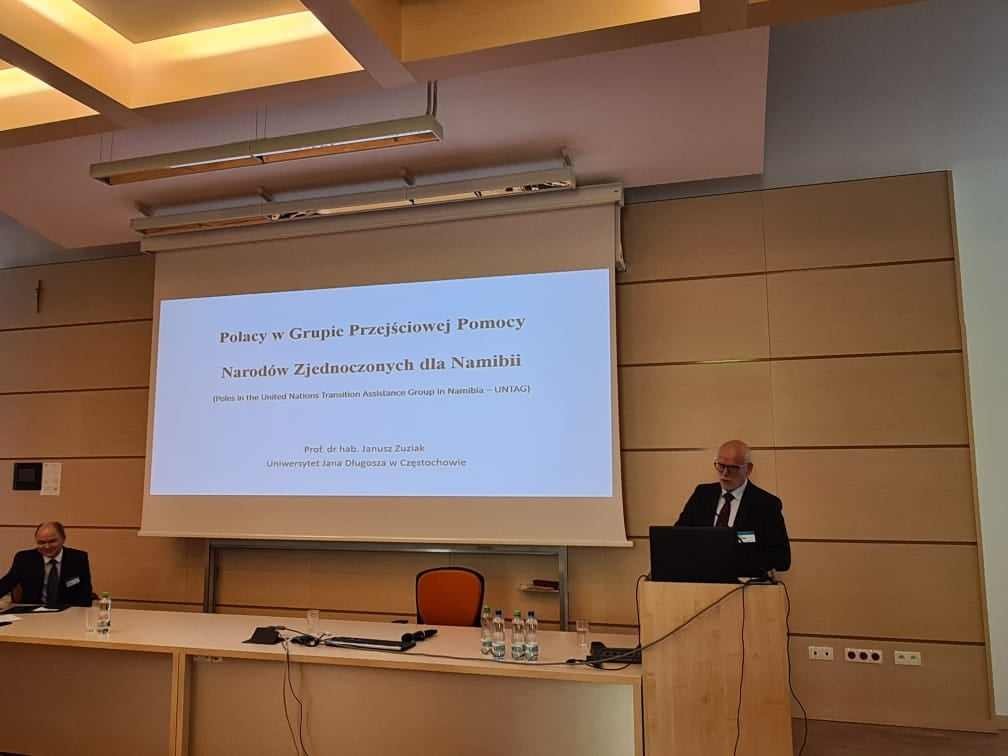 Wystąpienie prof. dr. hab. Janusza Zuziaka w trakcie konferencji naukowej 